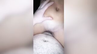 Bionda teenager italiana cavalca l'amico porco