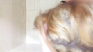 Me lo pompa sotto la doccia perchè vuole la sborra in gola