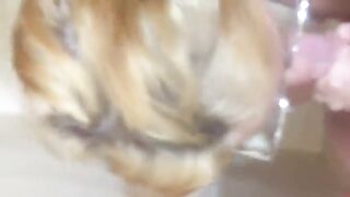 Me lo pompa sotto la doccia perchè vuole la sborra in gola