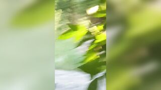 una prostituta si prende cura del suo cliente sul ciglio dell'autostrada