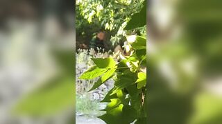 una prostituta si prende cura del suo cliente sul ciglio dell'autostrada