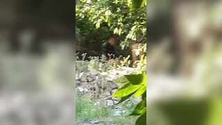 una prostituta si prende cura del suo cliente sul ciglio dell'autostrada