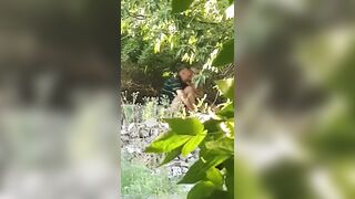 Anteprima del video: una prostituta si prende cura del suo cliente sul ciglio dell'autostrada