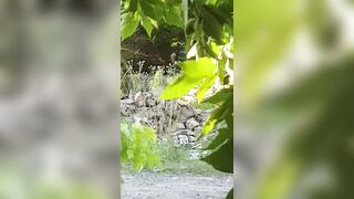 una prostituta si prende cura del suo cliente sul ciglio dell'autostrada