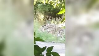 una prostituta si prende cura del suo cliente sul ciglio dell'autostrada