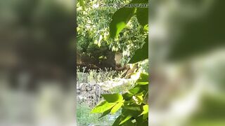 una prostituta si prende cura del suo cliente sul ciglio dell'autostrada