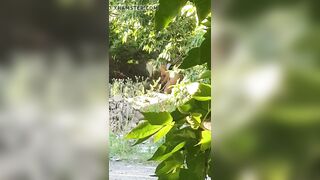 una prostituta si prende cura del suo cliente sul ciglio dell'autostrada