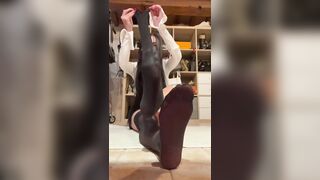 BRUTTO COGLIONE: ANNUSA E SBORRAMI I PIEDI!!