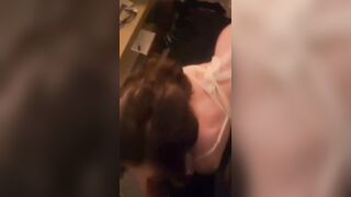 FORZA GUARDAMI mentre succhi il mio cazzo ! TROIA !