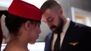 Hostes zoccola scopata dal pilota di di linea