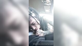 Zoccoletta italiana spompina il suo moro in auto