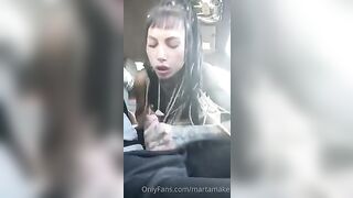 Zoccoletta italiana spompina il suo moro in auto