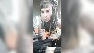 Zoccoletta italiana spompina il suo moro in auto