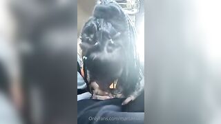 Zoccoletta italiana spompina il suo moro in auto