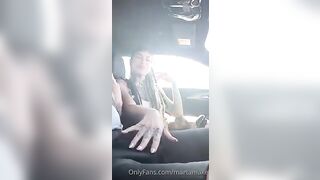 Zoccoletta italiana spompina il suo moro in auto