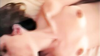 moglie lima si masturba con la faccia riempita di sborra da bull cazzi