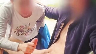 Troia succhia e sega il cazzo al guardone in auto