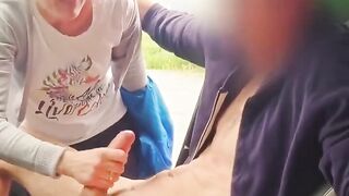 Troia succhia e sega il cazzo al guardone in auto