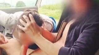 Troia succhia e sega il cazzo al guardone in auto