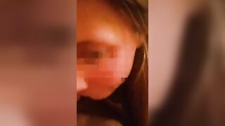 Una bionda zoccola succhia un cazzone grosso nero