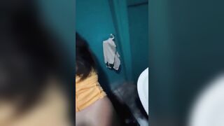 Ragazzo italiano rimorchia una puttanella in discoteca