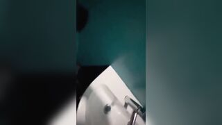 Ragazzo italiano rimorchia una puttanella in discoteca