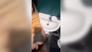 Ragazzo italiano rimorchia una puttanella in discoteca