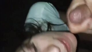 Alla puttana piace bere la sborra del suo porco