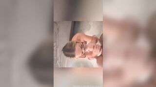 Bella biondina trapanata in culo e sborrata in faccia