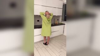 Anteprima del video: Fidanzata bionda si fa una dose di sborra per cena