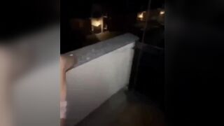 Fidanzatina zoccola scopata a 90 sulle scale del condominio