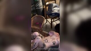 Amiche bisessuali si divertono tra loro e con amico tatuato