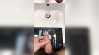 Spasmi +orgasmo + sborra per una bella ragazza marchigiana