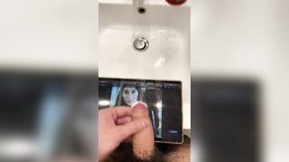 Spasmi +orgasmo + sborra per una bella ragazza marchigiana