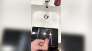 Spasmi +orgasmo + sborra per una bella ragazza marchigiana