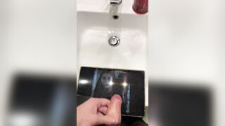 Spasmi +orgasmo + sborra per una bella ragazza marchigiana