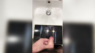 Spasmi +orgasmo + sborra per una bella ragazza marchigiana