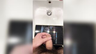 Spasmi +orgasmo + sborra per una bella ragazza marchigiana