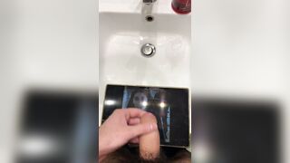 Spasmi +orgasmo + sborra per una bella ragazza marchigiana