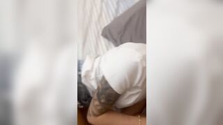 Bionda porca con gli occhiali succhia devota una mazza dura