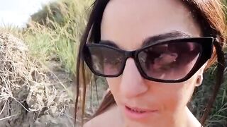 Moglie bruna scopata a pecora sulla spiaggia nudista in versilia