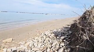 Moglie bruna scopata a pecora sulla spiaggia nudista in versilia