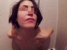 Moglie sottomessa spompina cazzo e viene umiliata con il piscio