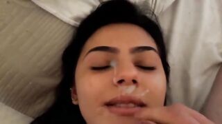 Primo piano POV fidanzatina bruna sborrata in faccia