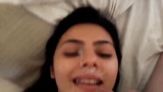 Primo piano POV fidanzatina bruna sborrata in faccia