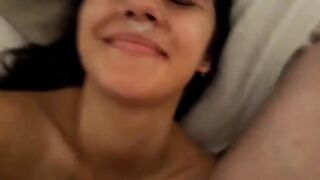 Primo piano POV fidanzatina bruna sborrata in faccia