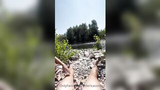 Fidanzata naturista scopa col suo amante al fiume
