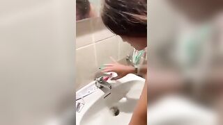 SCEMA!! DAI INGINOCCHIATI E SUCCHIALO !