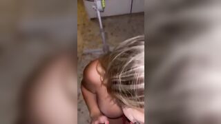 Biondina strafatta succhia avida dopo la pera