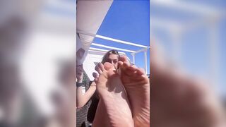 Strip sulla terrazza biondina italiana con tette rifatte